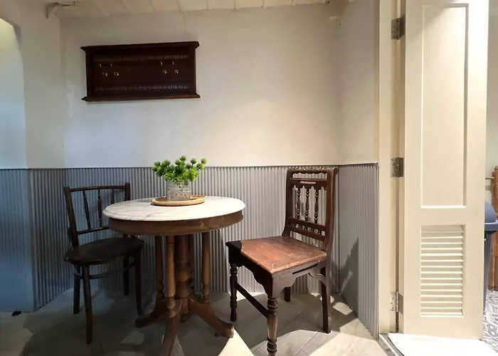 Non The Post And Barber 3 Bedroom Riverside Shophouse With King And Twin Ferienhaus *